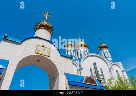 Nur-Sultan chrétien orthodoxe russe d'Astana Cathédrale de l'Assomption Street View sur un ciel bleu ensoleillé Jour Banque D'Images