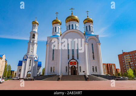 Nur-Sultan chrétien orthodoxe russe d'Astana Cathédrale de l'Assomption, vue frontale sur un ciel bleu ensoleillé Jour Banque D'Images