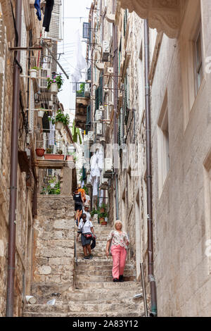 Classic vue verticale de la petite ruelle de la vieille ville de Dubrovnik, Croatie Banque D'Images