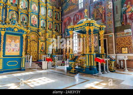 Nur-Sultan chrétien orthodoxe russe d'Astana Cathédrale de l'Assomption Vue intérieure sur un ciel bleu ensoleillé Jour Banque D'Images