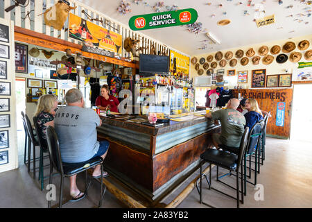 Les clients de boire au bar de l'emblématique bush pub Pub Nindigully, construit 1864, Queensland, Queensland, Australie Banque D'Images