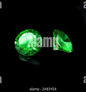 Tsavorite Garnet Diamond Cut sur un fond noir. Banque D'Images