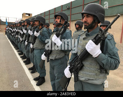 (191106) -- la province de Kandahar, le 6 novembre 2019 (Xinhua) -- Des policiers afghans participent à leur cérémonie de remise de diplômes à Daman district de la province de Kandahar, en Afghanistan, le 5 novembre 2019. Un total de 246 agents de police est diplômé de l'une Police nationale afghane (PNA) Centre de formation dans le sud de la province de Kandahar mardi, a déclaré la police locale. (Photo de Arghand/Xinhua) Banque D'Images