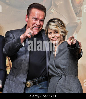 Arnold Schwarzenegger acteur(L) et de l'actrice Linda Hamilton assister à la conférence de presse pour le film "Terminator : sombre destin' à Tokyo, Japon le 5 novembre 2019. Credit : AFLO/Alamy Live News Banque D'Images