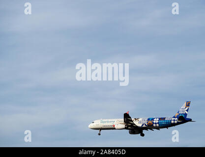 Kiev, Ukraine, le 6 novembre 2019, éditorial d'illustration. Turkish Airlines A320 de l'Aérobus avion dans le ciel bleu Banque D'Images