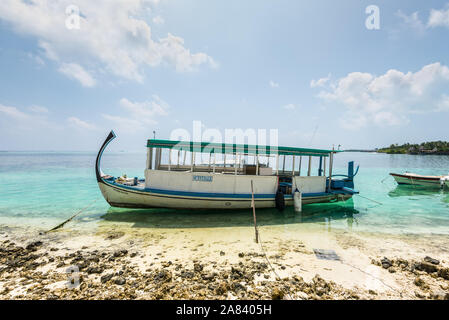 Huraa, Maldives - 19 novembre 2017 : bateau maldivien touristiques mouillée dans l'Huraa Island, Maldives, océan Indien. Banque D'Images