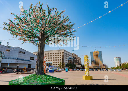 Nur-Sultan Astana Saryarka Square avec un arbre artificiel décoré avec des ampoules colorées sur un ciel bleu ensoleillé Jour Banque D'Images