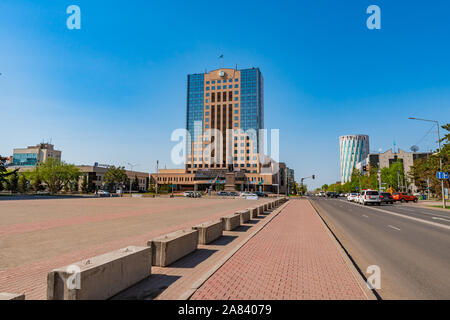 Nur-Sultan Astana Académie d'administration publique sous la présidence de la République du Kazakhstan et statue sous le soleil d'Abay Ciel Bleu Jour Banque D'Images