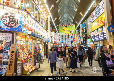 Osaka, Japon - Novembre 3rd, 2019 : Les gens de tourisme dans le quartier populaire de Dotonbori le soir. Banque D'Images