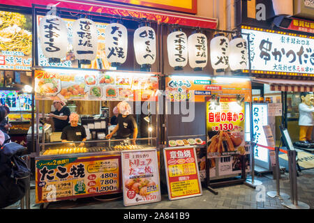 Osaka, Japon - Novembre 3rd, 2019 : Les gens de manger en Izakaya, un type de pub japonais informels et occasionnels d'après le travail pour boire. Banque D'Images