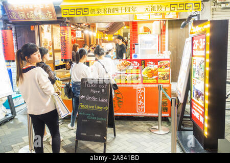 Osaka, Japon - Novembre 3rd, 2019 : Les gens de manger en Izakaya, un type de pub japonais informels et occasionnels d'après le travail pour boire. Banque D'Images