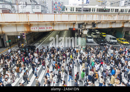 Osaka, Japon - portrait de piétons traversant zebra Banque D'Images