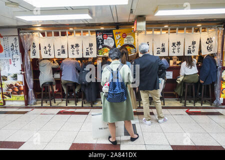 Osaka, Japon - Novembre 3rd, 2019 : Les gens de manger en Izakaya, un type de pub japonais informels et occasionnels d'après le travail pour boire. Banque D'Images