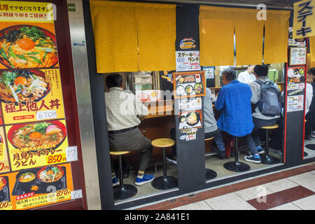 Osaka, Japon - Novembre 3rd, 2019 : Les gens de manger en Izakaya, un type de pub japonais informels et occasionnels d'après le travail pour boire. Banque D'Images