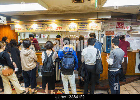 Osaka, Japon - Novembre 3rd, 2019 : Les gens de manger en Izakaya, un type de pub japonais informels et occasionnels d'après le travail pour boire. Banque D'Images