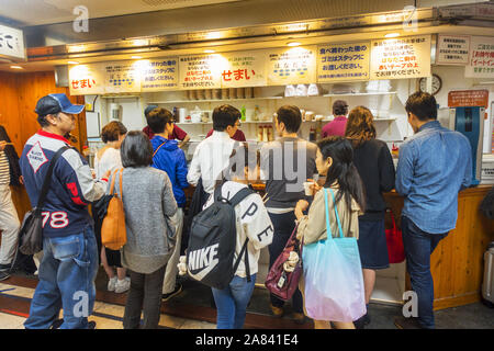 Osaka, Japon - Novembre 3rd, 2019 : Les gens de manger en Izakaya, un type de pub japonais informels et occasionnels d'après le travail pour boire. Banque D'Images