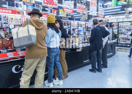 Osaka, Japon - Novembre 3rd, 2019 : les clients à l'intérieur de l'équipement et de l'électronique Yodobashi Camera store. Banque D'Images