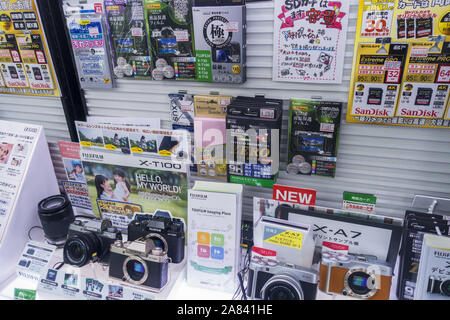 Osaka, Japon - Novembre 3rd, 2019 : les clients à l'intérieur de l'équipement et de l'électronique Yodobashi Camera store. Banque D'Images