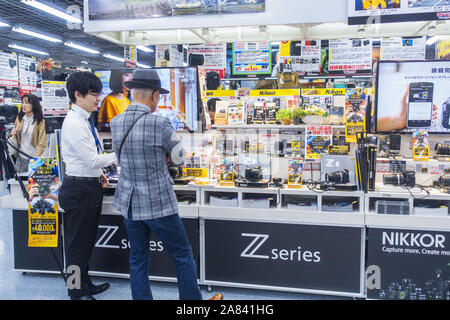 Osaka, Japon - Novembre 3rd, 2019 : les clients à l'intérieur de l'équipement et de l'électronique Yodobashi Camera store. Banque D'Images