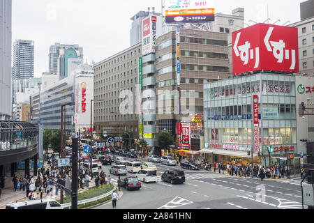 Osaka, Japon - Novembre 3rd, 2019 : les personnes qui traversent à l'intersection de la rue d'Umeda. Banque D'Images