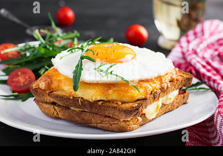 Le petit-déjeuner. La cuisine française. Croque Madame sandwich close up sur la table. Banque D'Images