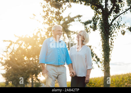 Femme et homme Senior ayant une promenade le long du chemin à la campagne Banque D'Images