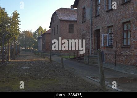 Les bâtiments en brique rouge à Auschwitz Memorial Museum Banque D'Images