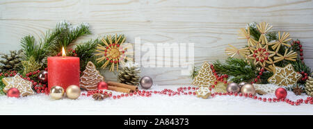 Brûler bougie rouge avec des branches de sapin et décoration de Noël contre un arrière-plan en bois blanc, format panoramique avec copie espace sélectionné, focus, nar Banque D'Images