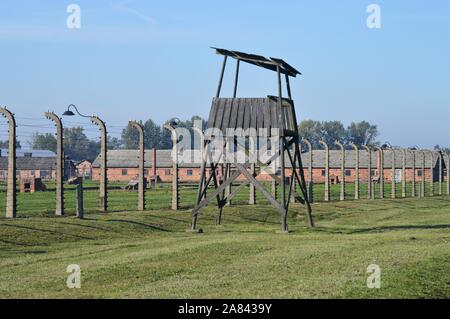 Tour de guet en bois, fil barbelé et des casernes à Auschwitz Birkenau camp de concentration Banque D'Images