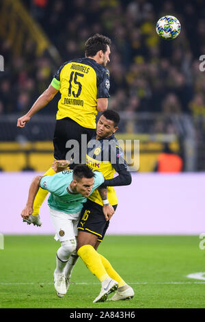 Duels, duel entre Mats Hummels (Borussia Dortmund), Lautaro Martinez (Inter Milan) et Manuel Akanji (Borussia Dortmund). GES/football/Ligue des Champions : Inter Milan - Borussia Dortmund, 05.11.2019 - Football/soccer/Ligue des Champions : Inter Milan vs Borussia Dortmund, Dortmund, Nov 05, 2019 - Règlement du LDF à interdire toute utilisation des photographies comme des séquences d'images et/ou quasi-vidéo. Dans le monde d'utilisation | Banque D'Images