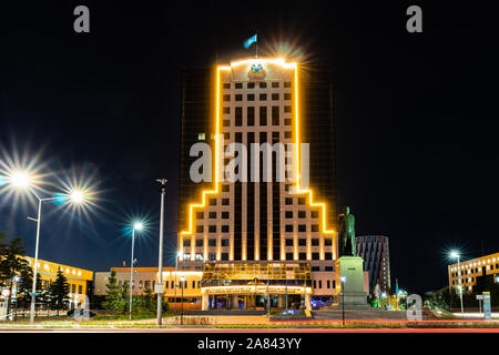 Nur-Sultan Astana Académie d'administration publique sous la présidence de la République du Kazakhstan et la nuit Statue Abay Banque D'Images