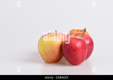 Pommes sur fond gris clair. Les pommes dans des couleurs rouges et juteuses. L'alimentation et mode de vie sain concept. Quintette de fruits avec l'exemplaire de l'espace. Banque D'Images