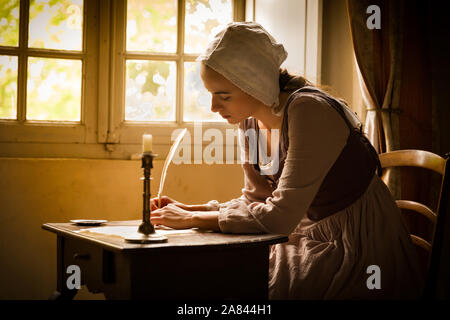 Style Vermeer portrait d'une jeune femme en costume renaissance écrit une lettre avec une plume quill Banque D'Images