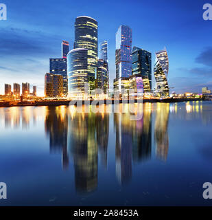 Les toits de la ville de Moscou. Centre d'affaires international de nuit avec rivière Moskova. Banque D'Images