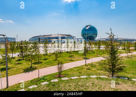 Nur-Sultan Astana EXPO 2017 Nur Alem Pavilion artistique remarquable bâtiment de verre en forme de bille sur un ciel bleu ensoleillé Jour Banque D'Images