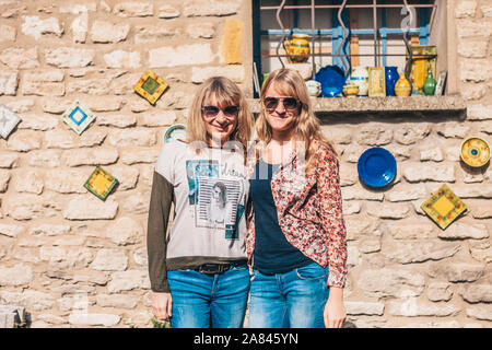 Gordes, Vaucluse, Provence-Alpes-Côte d'Azur, France, le 25 septembre 2018 : Deux blondes dans la rue Banque D'Images