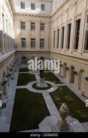 Le jardin de l'angle, une longue cour intérieure étroite avec la statue de l'ange rebelle du sculpteur italien Salvatore Buemi (1860c1916) au centre Banque D'Images