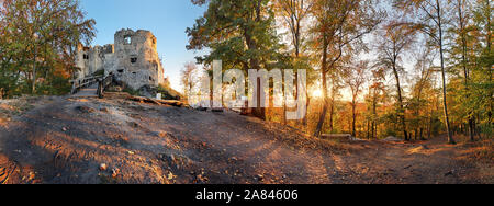 Panorama de la forêt d'automne avec Uhrovec castle en Slovaquie au coucher du soleil Banque D'Images