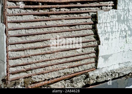 L'unité fait partie de la fondation sous la forme d'armature, rempli de béton de l'ancien grand bâtiment lors de la dépose du revêtement de plâtre. Banque D'Images