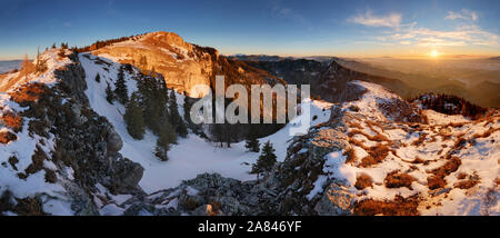 Hiver coloré lever du soleil dans les montagnes Banque D'Images