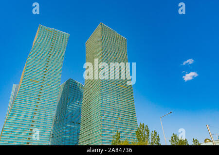 Nur-Sultan Astana Vue pittoresque de trois bâtiments gratte-ciel commerciaux sur un ciel bleu ensoleillé Jour Banque D'Images