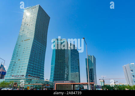 Nur-Sultan Astana Vue pittoresque de trois bâtiments gratte-ciel commerciaux sur un ciel bleu ensoleillé Jour Banque D'Images