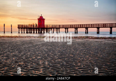 Phare au coucher du soleil en Italie avec beach Banque D'Images