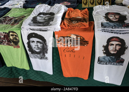 T.shirts cubain de Che Guevara à la vente à un décrochage des souvenirs pour touristes à Cuba. Banque D'Images