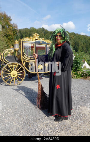 Re-enactment. Avec un balai de sorcière et golden state coach en arrière-plan. Banque D'Images