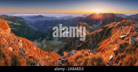 Belle vue panoramique sur les montagnes des Carpates en automne Banque D'Images