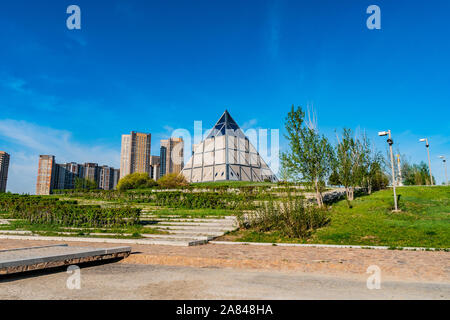 Nur-Sultan Astana Palais de la paix et de la réconciliation bâtiment Pyramide Vue sur un ciel bleu ensoleillé Jour Banque D'Images