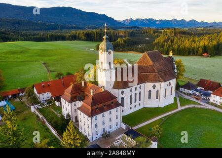 Wieskirche dans la lumière du matin, à l'église de pèlerinage de Sauveur flagellé sur la Wies, Wies, près de Steingaden, Pfaffenwinkel, vue aérienne, la Banque D'Images