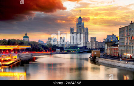 Gratte-ciel sur Kotelnicheskaya remblai au coucher du soleil, Moscou Banque D'Images