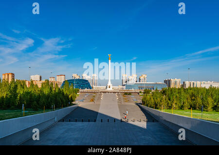 Nur-Sultan Astana Kazakh Monument Eli piliers à l'arrière-plan sur un ciel bleu nuageux ensoleillé Jour Banque D'Images